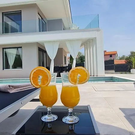 La Vie Villa Garica